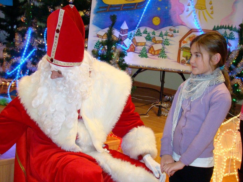 Zdjęcie w galerii na portalu naszwodzislaw.com: Tańce i konkursy ze Świętym Mikołajem wiadomości z regionu