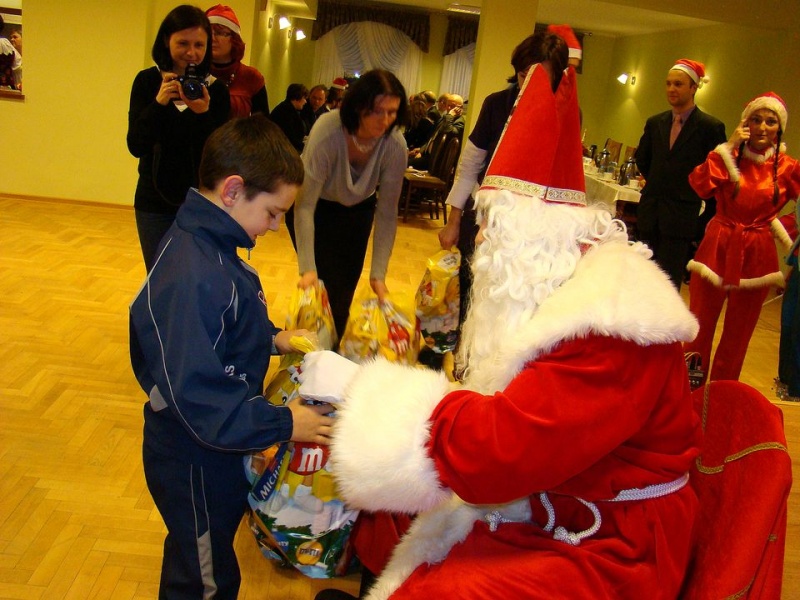 Zdjęcie w galerii na portalu naszwodzislaw.com: Tańce i konkursy ze Świętym Mikołajem wiadomości z regionu