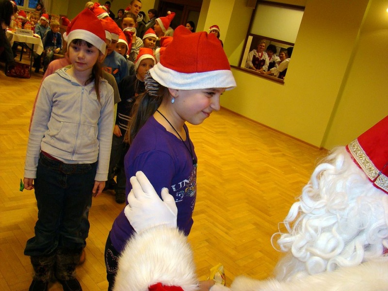 Zdjęcie w galerii na portalu naszwodzislaw.com: Tańce i konkursy ze Świętym Mikołajem wiadomości z regionu