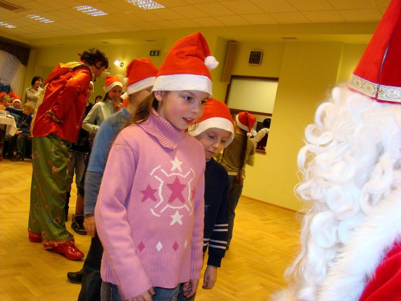 Zdjęcie w galerii na portalu naszwodzislaw.com: Tańce i konkursy ze Świętym Mikołajem wiadomości z regionu