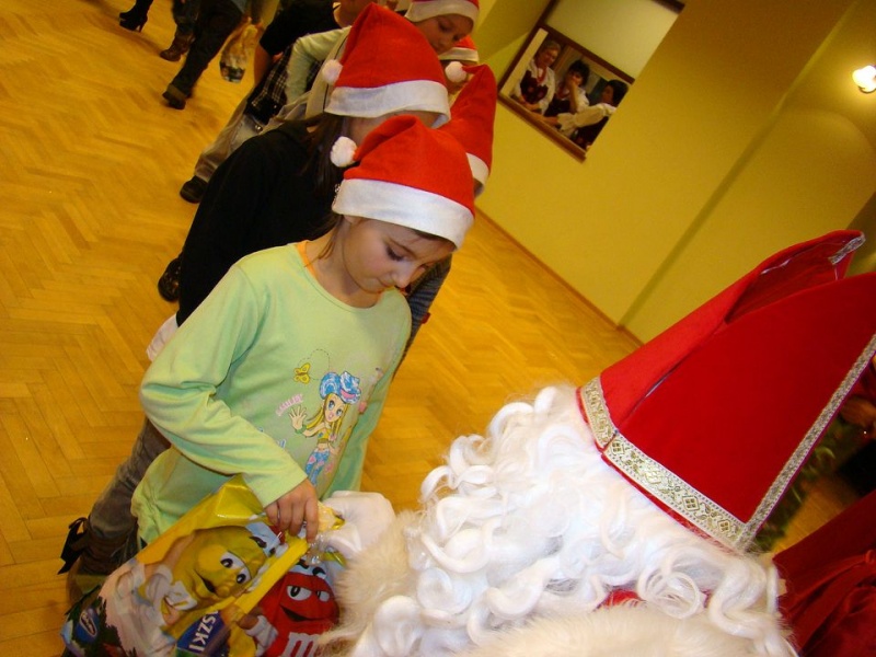 Zdjęcie w galerii na portalu naszwodzislaw.com: Tańce i konkursy ze Świętym Mikołajem wiadomości z regionu