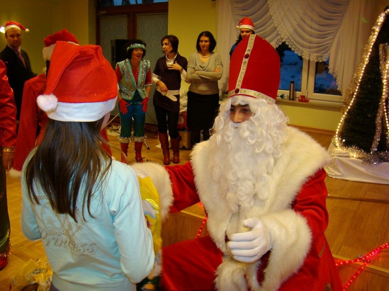 Zdjęcie w galerii na portalu naszwodzislaw.com: Tańce i konkursy ze Świętym Mikołajem wiadomości z regionu