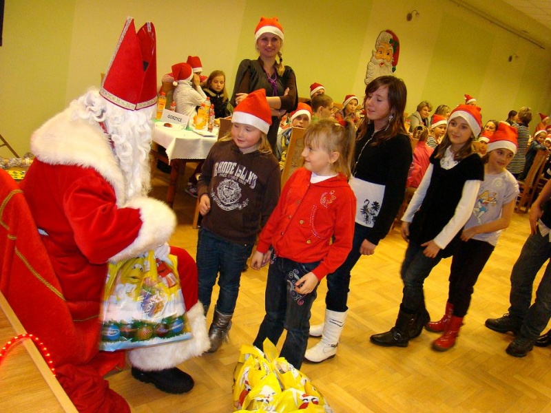 Zdjęcie w galerii na portalu naszwodzislaw.com: Tańce i konkursy ze Świętym Mikołajem wiadomości z regionu