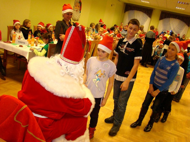Zdjęcie w galerii na portalu naszwodzislaw.com: Tańce i konkursy ze Świętym Mikołajem wiadomości z regionu