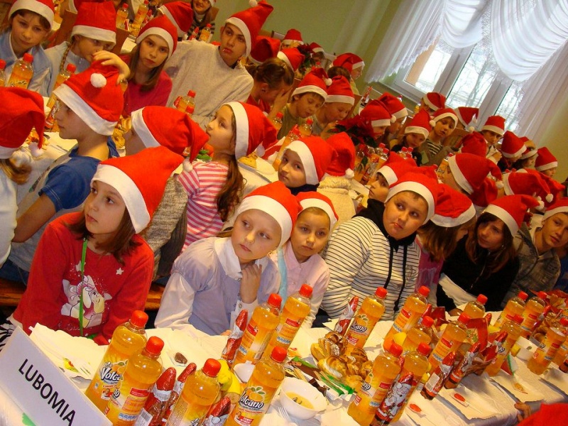 Zdjęcie w galerii na portalu naszwodzislaw.com: Tańce i konkursy ze Świętym Mikołajem wiadomości z regionu