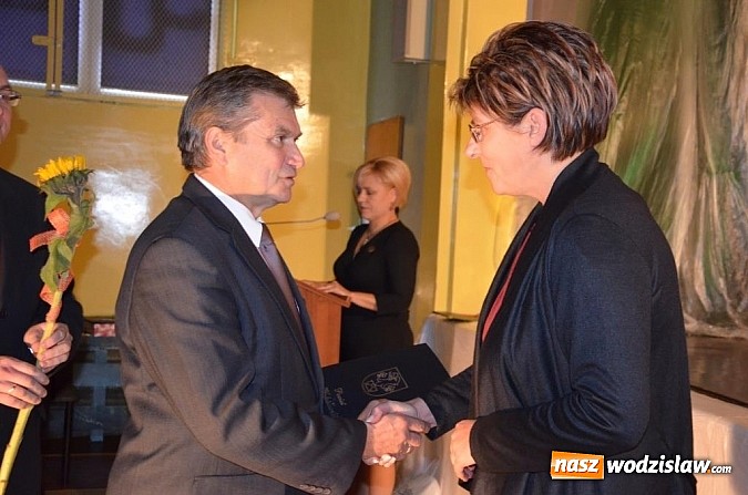 Zdjęcie w galerii na portalu naszwodzislaw.com: Najlepsi nauczyciele powiatowych szkół nagrodzeni wiadomości z regionu