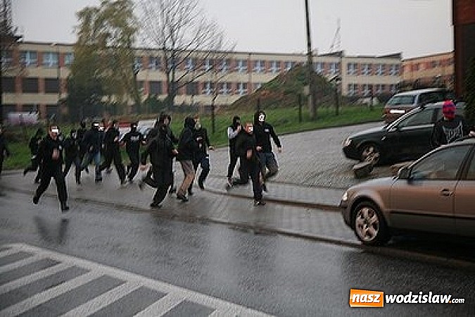 Zdjęcie w galerii na portalu naszwodzislaw.com: Bójka pseudokibiców - 7 osób zatrzymanych wiadomości z regionu
