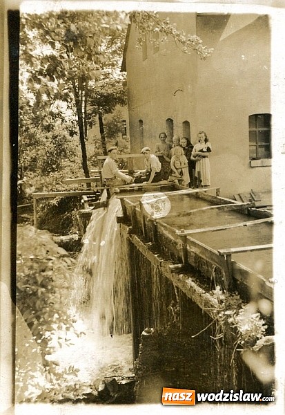 Zdjęcie w galerii na portalu naszwodzislaw.com: W Czyżowicach odtwarzają dawne czasy wiadomości z regionu