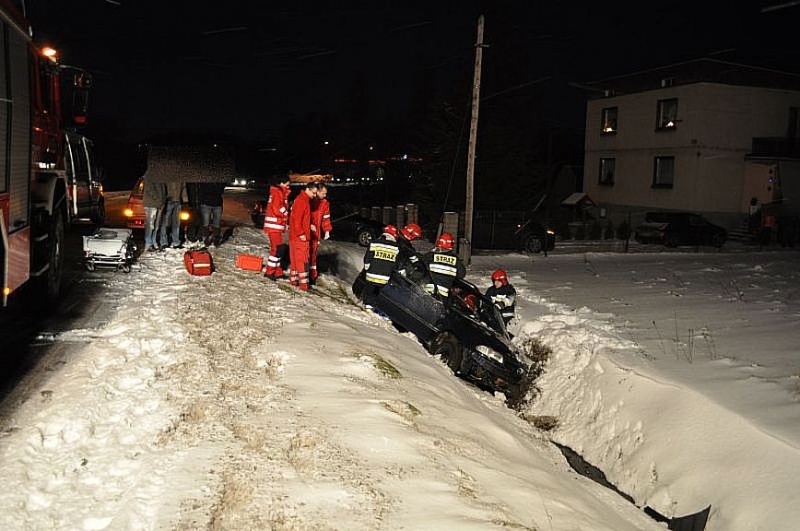 Zdjęcie w galerii na portalu naszwodzislaw.com: Opel astra wpadł do rowu wiadomości z regionu