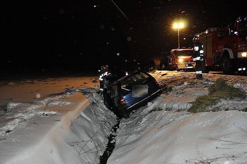 Zdjęcie w galerii na portalu naszwodzislaw.com: Opel astra wpadł do rowu wiadomości z regionu