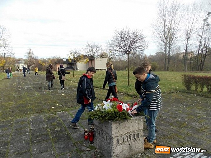 Zdjęcie w galerii na portalu naszwodzislaw.com: Młodzi Radlinanie zadbali o pomnik Ofiar Szybu Reden wiadomości z regionu
