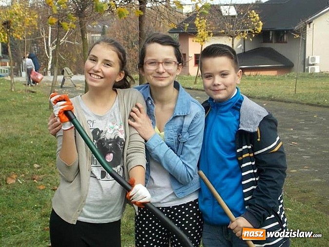 Zdjęcie w galerii na portalu naszwodzislaw.com: Młodzi Radlinanie zadbali o pomnik Ofiar Szybu Reden wiadomości z regionu