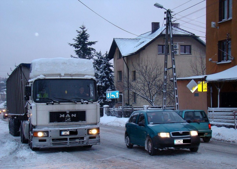 Zdjęcie w galerii na portalu naszwodzislaw.com: ZIMOWY HORROR na drogach wiadomości z regionu