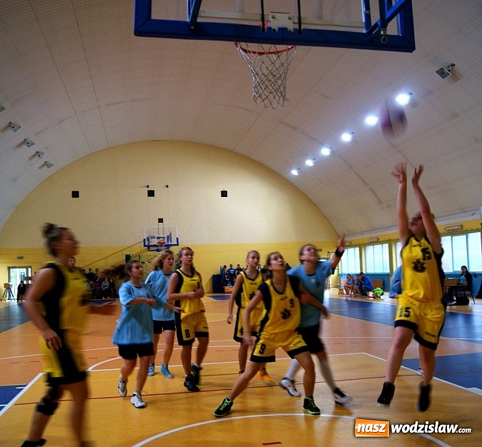 Zdjęcie w galerii na portalu naszwodzislaw.com: Koszykarki z Gimnazjum nr 2 mistrzyniami powiatu wodzisławskiego w koszykówce wiadomości z regionu