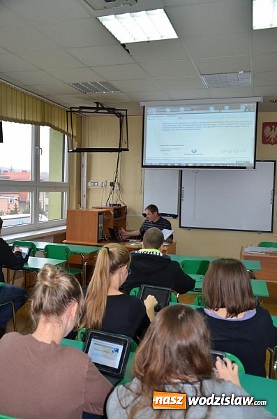 Zdjęcie w galerii na portalu naszwodzislaw.com: W tej szkole lekcje na tabletach to codzienność wiadomości z regionu