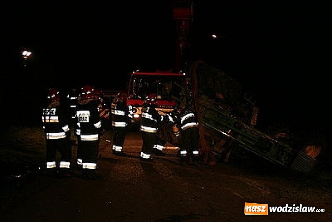 Zdjęcie w galerii na portalu naszwodzislaw.com: Ciągnik przygniótł kierowcę, mężczyzna nie żyje wiadomości z regionu