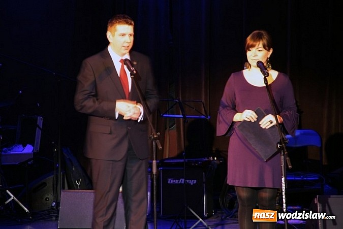 Zdjęcie w galerii na portalu naszwodzislaw.com: Koncert noworoczny w WCK - kolędy w wykonaniu Mietka Szcześniaka, fotorelacja wiadomości z regionu