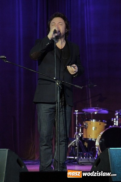 Zdjęcie w galerii na portalu naszwodzislaw.com: Koncert noworoczny w WCK - kolędy w wykonaniu Mietka Szcześniaka, fotorelacja wiadomości z regionu