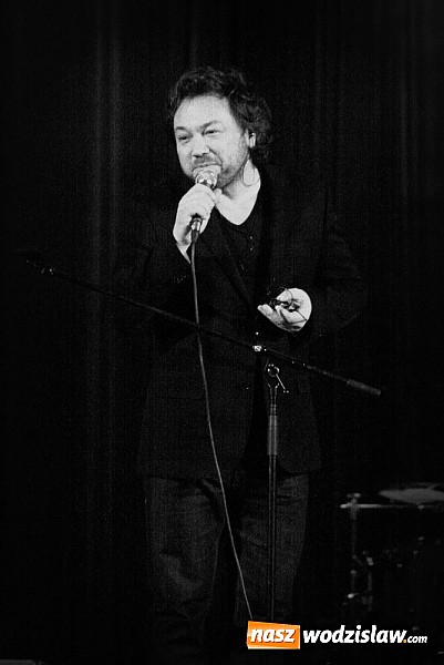 Zdjęcie w galerii na portalu naszwodzislaw.com: Koncert noworoczny w WCK - kolędy w wykonaniu Mietka Szcześniaka, fotorelacja wiadomości z regionu