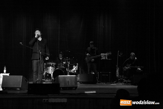 Zdjęcie w galerii na portalu naszwodzislaw.com: Koncert noworoczny w WCK - kolędy w wykonaniu Mietka Szcześniaka, fotorelacja wiadomości z regionu