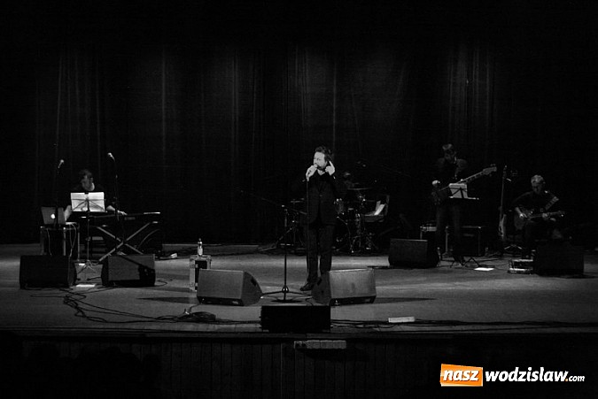 Zdjęcie w galerii na portalu naszwodzislaw.com: Koncert noworoczny w WCK - kolędy w wykonaniu Mietka Szcześniaka, fotorelacja wiadomości z regionu