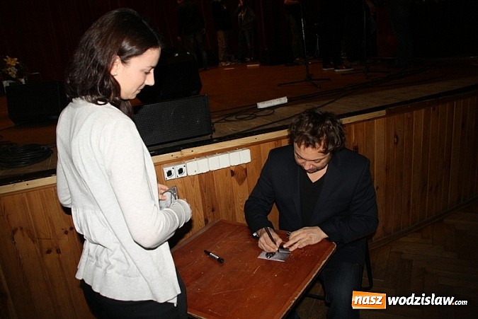 Zdjęcie w galerii na portalu naszwodzislaw.com: Koncert noworoczny w WCK - kolędy w wykonaniu Mietka Szcześniaka, fotorelacja wiadomości z regionu