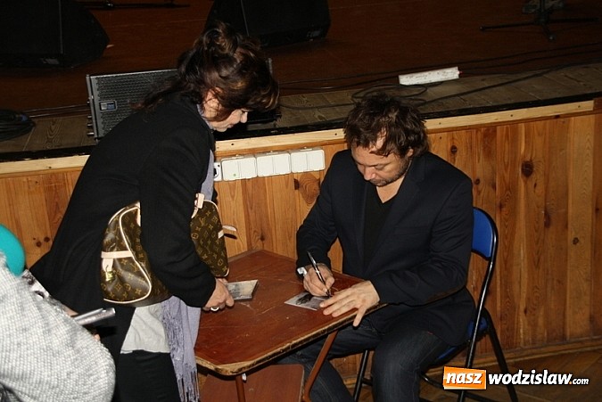 Zdjęcie w galerii na portalu naszwodzislaw.com: Koncert noworoczny w WCK - kolędy w wykonaniu Mietka Szcześniaka, fotorelacja wiadomości z regionu