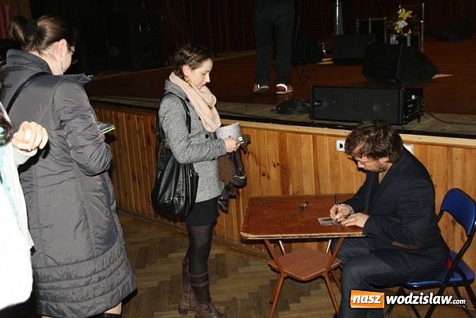 Zdjęcie w galerii na portalu naszwodzislaw.com: Koncert noworoczny w WCK - kolędy w wykonaniu Mietka Szcześniaka, fotorelacja wiadomości z regionu