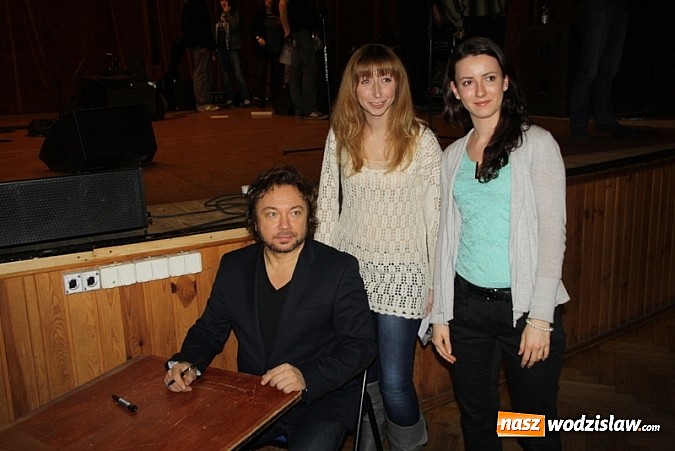 Zdjęcie w galerii na portalu naszwodzislaw.com: Koncert noworoczny w WCK - kolędy w wykonaniu Mietka Szcześniaka, fotorelacja wiadomości z regionu