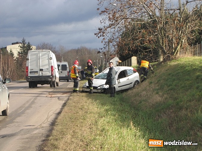 Zdjęcie w galerii na portalu naszwodzislaw.com: Przed Rydułtowami dachował focus wiadomości z regionu