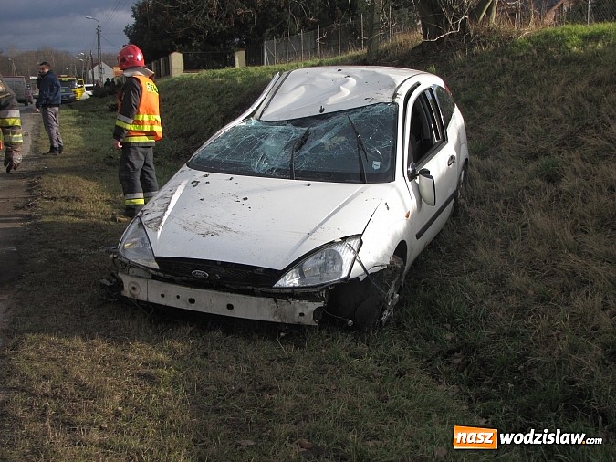 Zdjęcie w galerii na portalu naszwodzislaw.com: Przed Rydułtowami dachował focus wiadomości z regionu