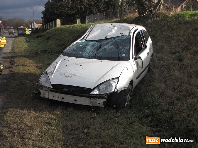 Zdjęcie w galerii na portalu naszwodzislaw.com: Przed Rydułtowami dachował focus wiadomości z regionu