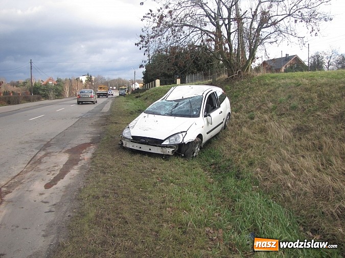 Zdjęcie w galerii na portalu naszwodzislaw.com: Przed Rydułtowami dachował focus wiadomości z regionu