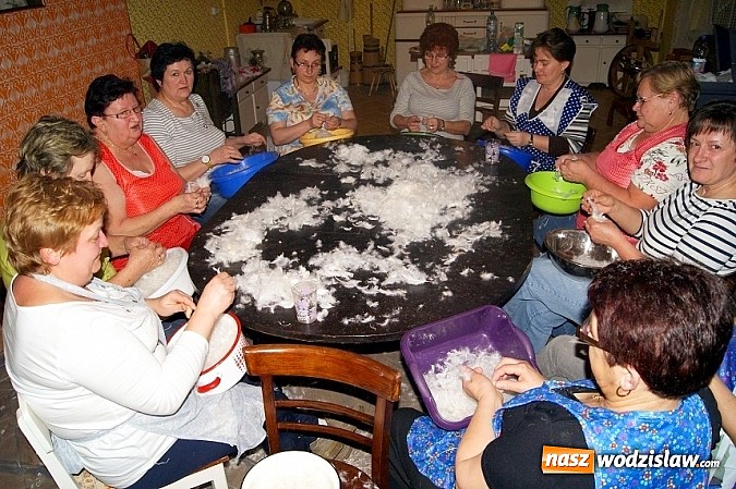 Zdjęcie w galerii na portalu naszwodzislaw.com: Gospodynie spotkały się na szkubaniu pierza wiadomości z regionu