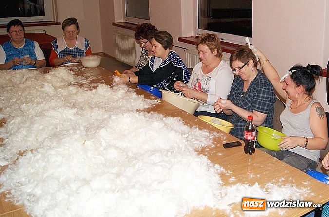 Zdjęcie w galerii na portalu naszwodzislaw.com: Gospodynie spotkały się na szkubaniu pierza wiadomości z regionu