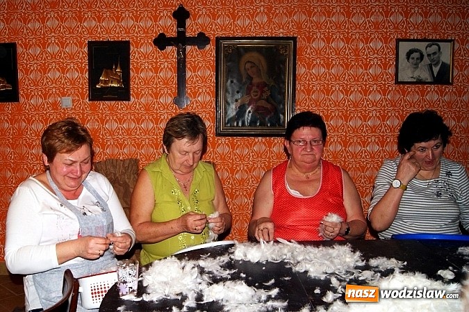 Zdjęcie w galerii na portalu naszwodzislaw.com: Gospodynie spotkały się na szkubaniu pierza wiadomości z regionu