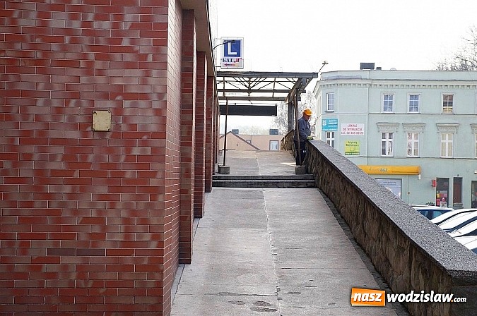 Zdjęcie w galerii na portalu naszwodzislaw.com: Remont wejścia do WCK rozpoczęty wiadomości z regionu