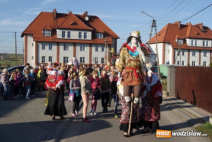Zdjęcie w galerii na portalu naszwodzislaw.com: W Kolonii Fryderyk przywitali wiosnę tradycyjnym topieniem i paleniem marzanny wiadomości z regionu