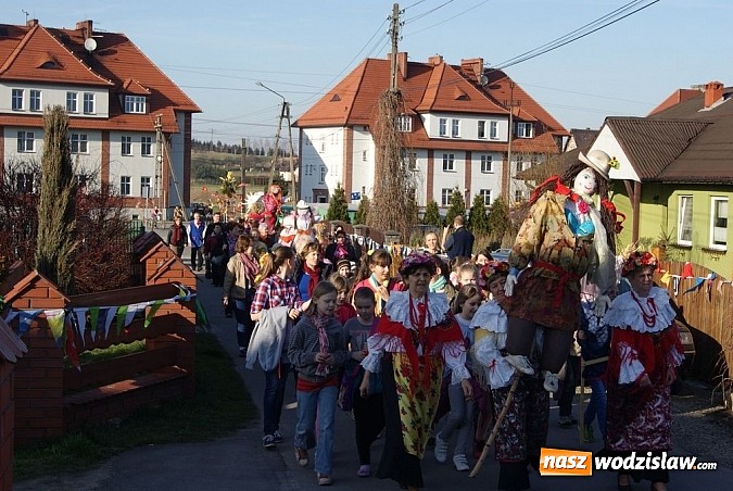 Zdjęcie w galerii na portalu naszwodzislaw.com: W Kolonii Fryderyk przywitali wiosnę tradycyjnym topieniem i paleniem marzanny wiadomości z regionu