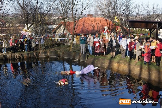 Zdjęcie w galerii na portalu naszwodzislaw.com: W Kolonii Fryderyk przywitali wiosnę tradycyjnym topieniem i paleniem marzanny wiadomości z regionu