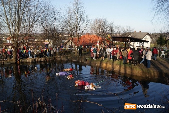 Zdjęcie w galerii na portalu naszwodzislaw.com: W Kolonii Fryderyk przywitali wiosnę tradycyjnym topieniem i paleniem marzanny wiadomości z regionu