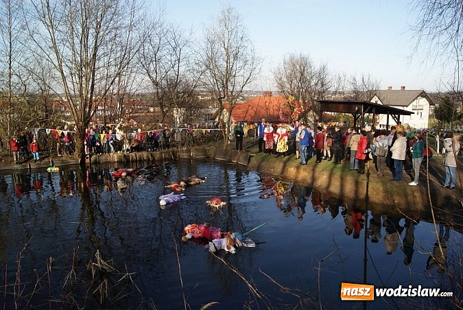 Zdjęcie w galerii na portalu naszwodzislaw.com: W Kolonii Fryderyk przywitali wiosnę tradycyjnym topieniem i paleniem marzanny wiadomości z regionu