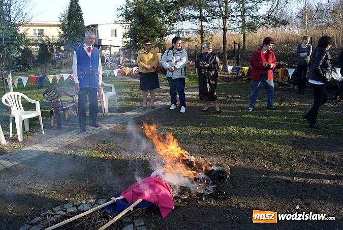 Zdjęcie w galerii na portalu naszwodzislaw.com: W Kolonii Fryderyk przywitali wiosnę tradycyjnym topieniem i paleniem marzanny wiadomości z regionu