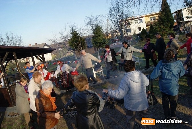 Zdjęcie w galerii na portalu naszwodzislaw.com: W Kolonii Fryderyk przywitali wiosnę tradycyjnym topieniem i paleniem marzanny wiadomości z regionu