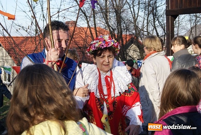 Zdjęcie w galerii na portalu naszwodzislaw.com: W Kolonii Fryderyk przywitali wiosnę tradycyjnym topieniem i paleniem marzanny wiadomości z regionu