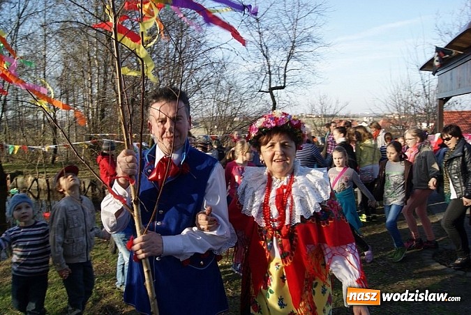 Zdjęcie w galerii na portalu naszwodzislaw.com: W Kolonii Fryderyk przywitali wiosnę tradycyjnym topieniem i paleniem marzanny wiadomości z regionu