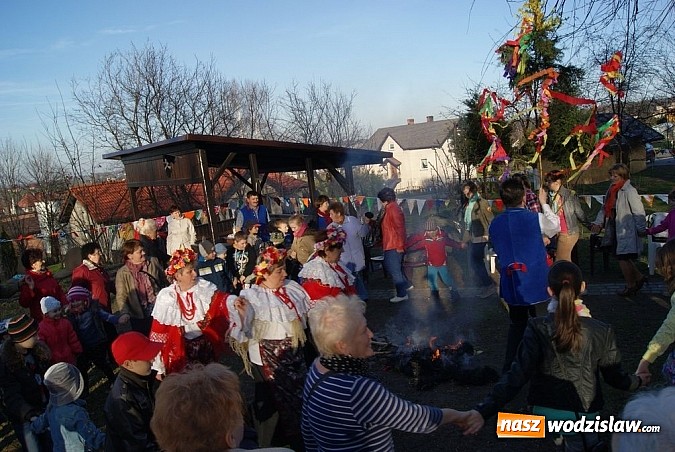 Zdjęcie w galerii na portalu naszwodzislaw.com: W Kolonii Fryderyk przywitali wiosnę tradycyjnym topieniem i paleniem marzanny wiadomości z regionu