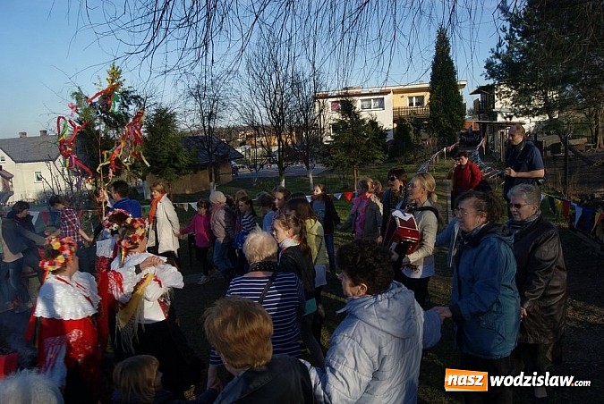 Zdjęcie w galerii na portalu naszwodzislaw.com: W Kolonii Fryderyk przywitali wiosnę tradycyjnym topieniem i paleniem marzanny wiadomości z regionu