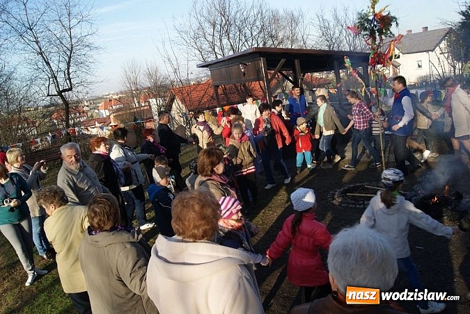Zdjęcie w galerii na portalu naszwodzislaw.com: W Kolonii Fryderyk przywitali wiosnę tradycyjnym topieniem i paleniem marzanny wiadomości z regionu