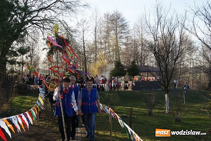Zdjęcie w galerii na portalu naszwodzislaw.com: W Kolonii Fryderyk przywitali wiosnę tradycyjnym topieniem i paleniem marzanny wiadomości z regionu